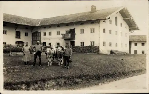 Foto Ak Familie mit Rindern vor einem Bauernhof