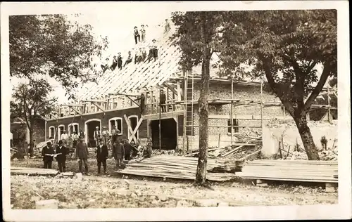 Foto Ak Bauarbeiter vor einer Baustelle, Hausbau