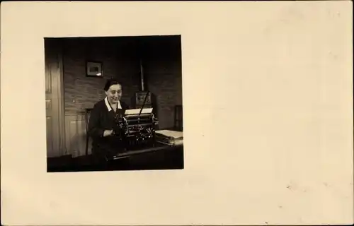 Foto Ak Frau an einer Schreibmaschine