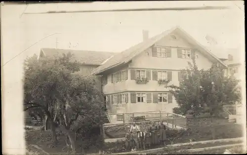 Foto Ak Familie vor einem Bauernhaus