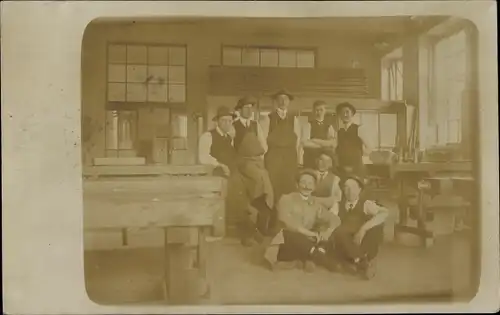 Foto Ak Männer in einer Werkstatt, Tischler