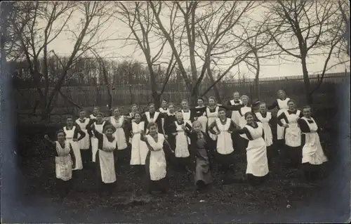 Foto Ak Frauen mit Schürzen, Gruppenaufnahme 1920