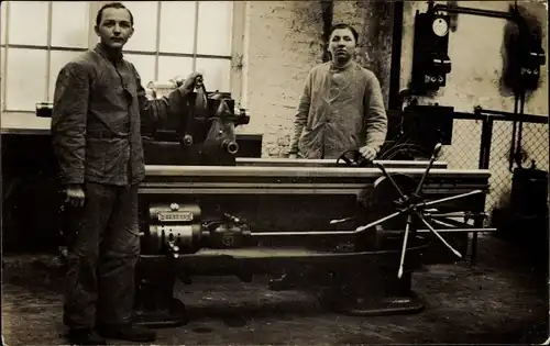 Foto Ak Zwei Männer an einer Maschine, Werkstatt