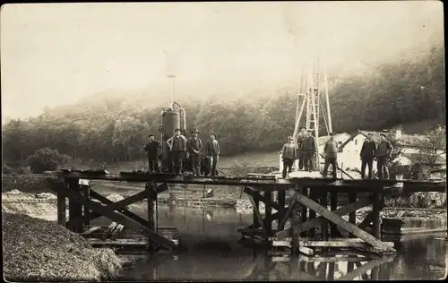 Foto Ak Gruppenaufnahme von Männern auf einer Brücke