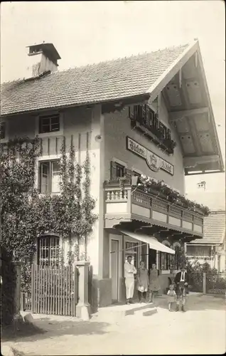 Foto Ak Oberbayern, Personen vor einer Bäckerei