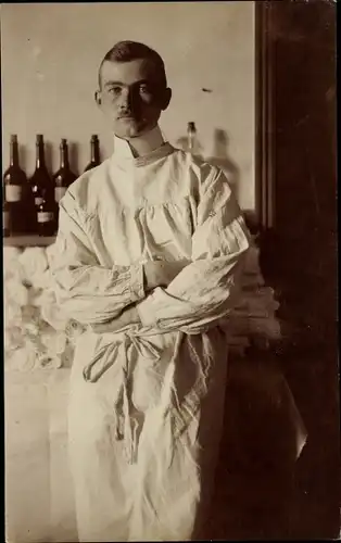 Foto Ak Portrait von einem Mann, Mediziner ?