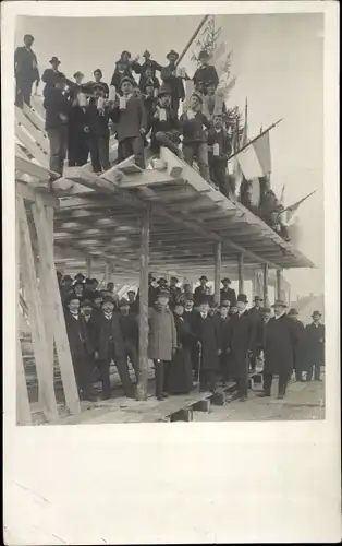 Foto Ak Baustelle, Zimmermänner und Männer in Anzügen