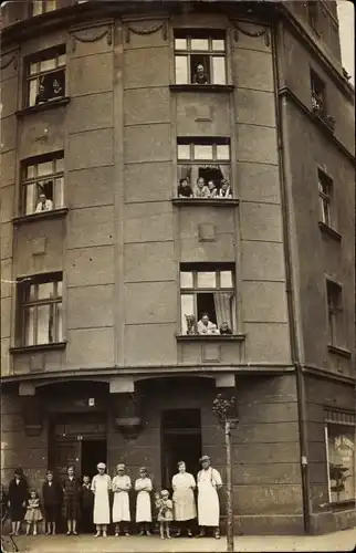 Foto Ak Straßenpartie mit Wohnhaus, Personen, Geschäft