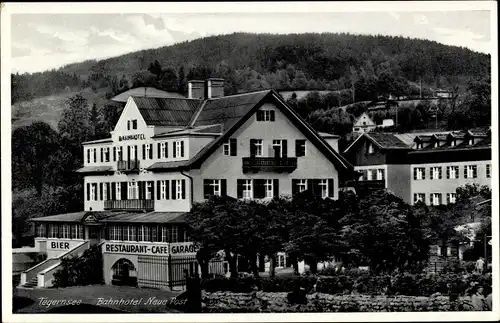 Ak Tegernsee im Kreis Miesbach Oberbayern, Bahnhotel Neue Post, Gesamtansicht, Hügel, Wald