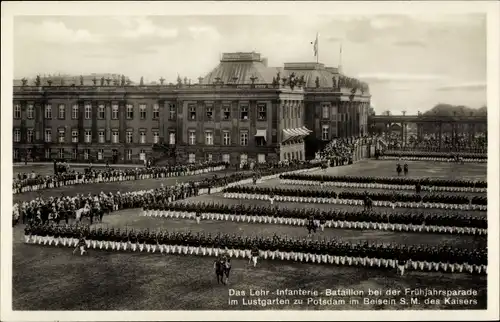 Ak Potsdam in Brandenburg, Lehr-Infanterie-Bataillon, Frühjahrsparade im Lustgarten