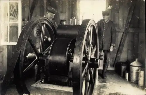 Foto Ak Soldaten mit einer Maschine