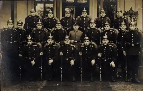 Foto Ak Deutsche Soldaten in Uniformen, Gruppenaufnahme