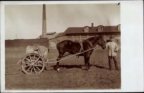 Foto Ak Soldat mit Pferd auf einem Feld