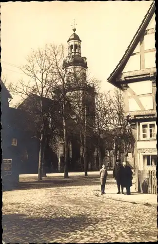 Foto Ak Rinteln an der Weser, Straßenpartie mit Kirche