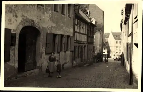 Foto Ak Geising Altenberg im Erzgebirge, Straßenpartie, Frau mit Kind