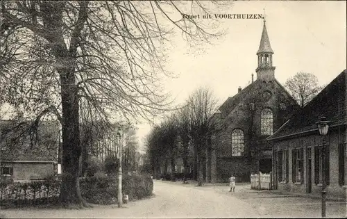 Ak Voorthuizen Barneveld Gelderland Niederlande, Kirche, Straßenpartie