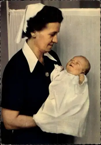 Ak Prinz Willem Alexander der Niederlande kurz nach der Geburt mit Krankenschwester, 1967