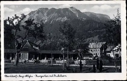 Ak Oberstdorf bayr. Allgäu, Kurgarten mit Rubihorn im Hintergrund