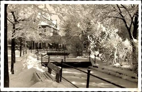 Foto Ak Bad Wörishofen im Unterallgäu, Teilansicht, Winter, Parkbank