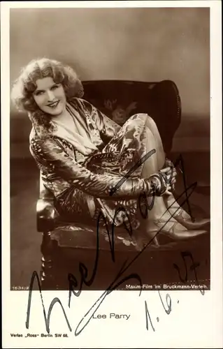 Ak Schauspielerin Lee Parry, Portrait auf einem Sessel, Ross 1634/2, Autogramm
