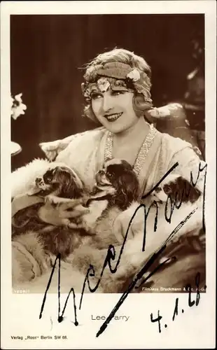 Ak Schauspielerin Lee Parry, Portrait mit drei Hunden, Autogramm