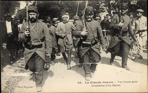 Foto Ak Französische Soldaten mit gefangenem Spion, I WK