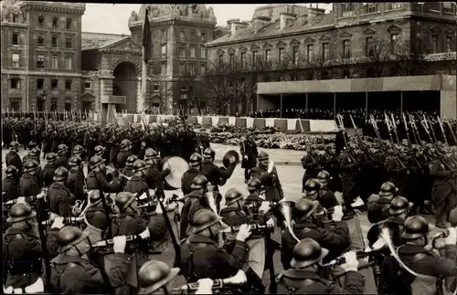 Foto Ak Marschierende Soldaten, Siegesparade ?