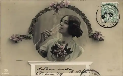 Relief Ak Portrait einer Frau, Blumen, Sektglas