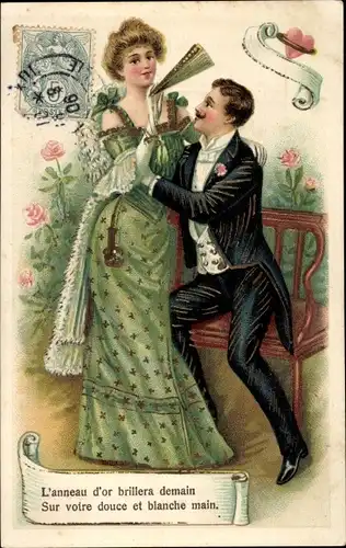 Präge Ak Liebespaar, Frau in grünem Kleid, Fächer, Herz