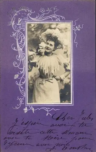 Präge Ak Frau in weißem Kleid, Rose, Portrait