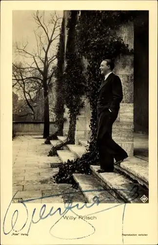 Ak Schauspieler Willy Fritsch, Portrait auf einer Treppe, Ross Verlag 6415/3, Autogramm