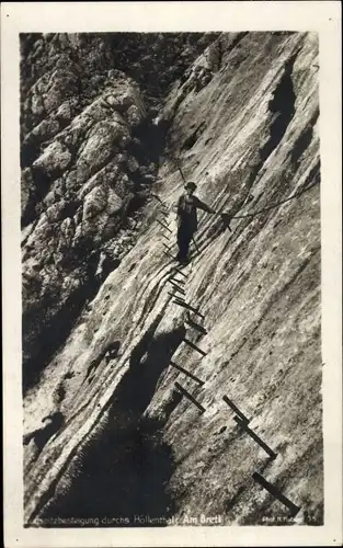 Ak Zugspitzbesteigung durchs Höllental, Am Brett, Bergsteiger an einer Steilwand