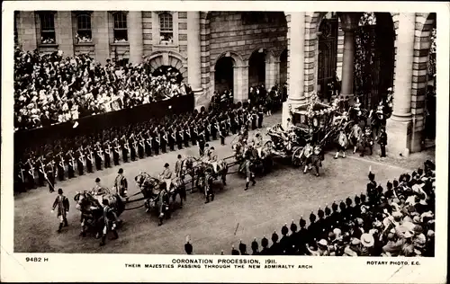 Ak-Krönungsprozession 1911, Ihre Majestäten ziehen durch den New Admiralty Arch