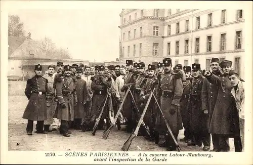 Ak Paris VII., Pariser Szenen, Kaserne Latour Maubourg, vor der Inspektion durch die Garde