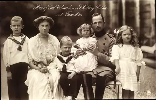Ak Herzog Carl Eduard von Sachsen Coburg Gotha mit Familie, Viktoria Adelheid