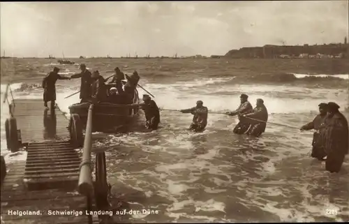Ak Nordseeinsel Helgoland, Schwierige Landung auf der Düne