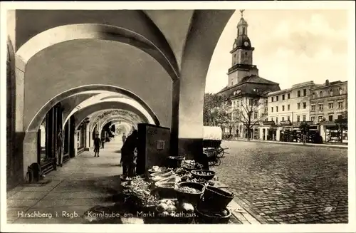 Ak Jelenia Góra Hirschberg Riesengebirge Schlesien, Kornlaube am Markt mit Rathaus, Arkaden