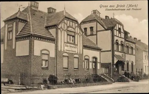 Ak Brück in der Mark in Brandenburg, Eisenbahnstraße mit Postamt, Baugeschäft