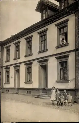 Foto Ak Todtnau im Schwarzwald, Kinder vor einem Wohnhaus