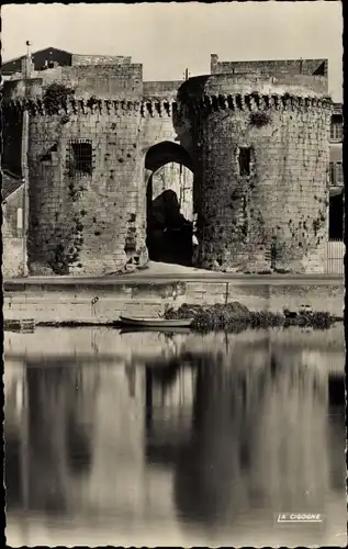 Ak Cognac Charente, les vieilles tours