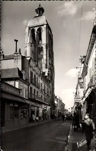 Ak Tours Indre et Loire, La rue des Halles, la tour de l'Horloge