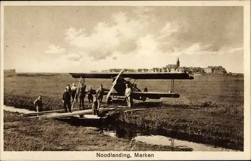 Ak Marken Nordholland, Noodlanding, Notlandung auf einer Wiese