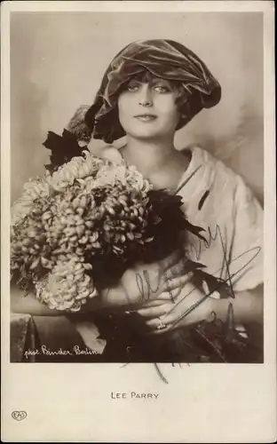 Ak Schauspielerin Lee Parry, Portrait, Mütze, Blumen, Autogramm