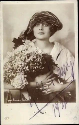 Ak Schauspielerin Lee Parry, Portrait, Mütze, Blumen, Autogramm