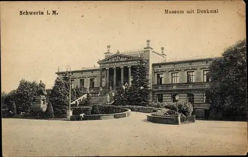 Ak Schwerin in Mecklenburg, Museum mit Denkmal