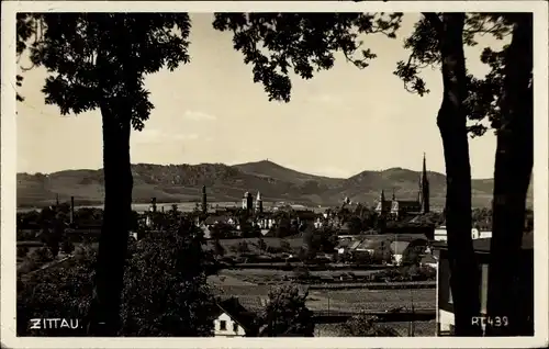 Foto Ak Zittau in der Oberlausitz, Durchblick über Felder zur Stadt, Berge