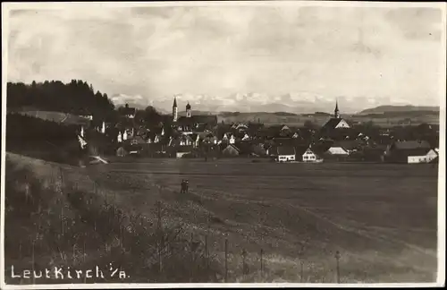 Foto Ak Leutkirch im Allgäu Württemberg, Ortsansicht, Kirchen, Alpen