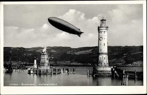 Ak Lindau am Bodensee Schwaben, Hafeneinfahrt, Leuchtturm, Zeppelin, Löwenstatue
