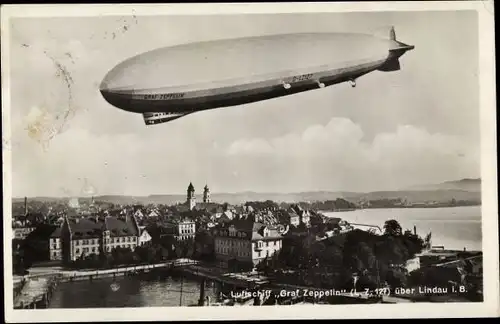 Ak Lindau am Bodensee Schwaben, Luftschiff Graf Zeppelin überquert die Stadt
