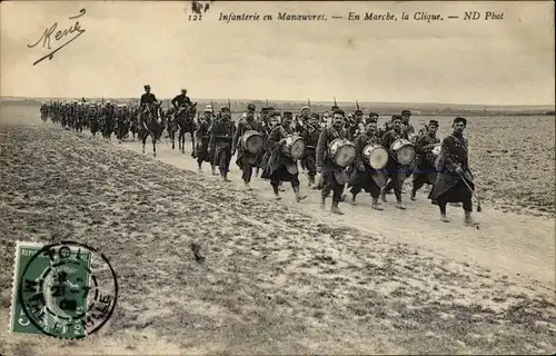 Ak-Infanterie auf Manövern, auf dem Marsch, die Clique